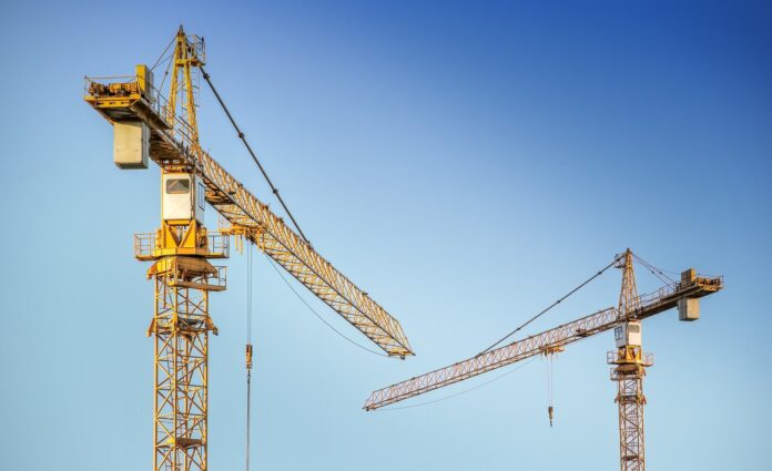 image de deux grues de chantiers illustrant l'article Créer de nouvelles activités commerciales de Catenda