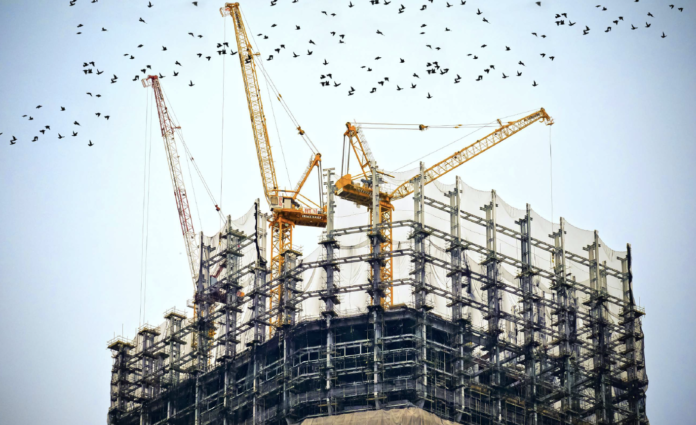 Image d'un chantier avec des grues de construction illustrant l'article BIMProve pour des chantiers sûrs et efficaces avec Catenda Hub