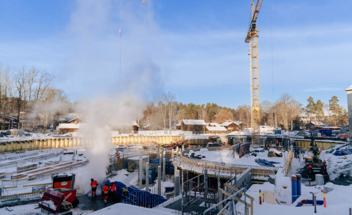 Building professionals working on the construction site are addressing the challenges posed by the building's circular form, which necessitates meticulous adaptation to the original building's geometry.