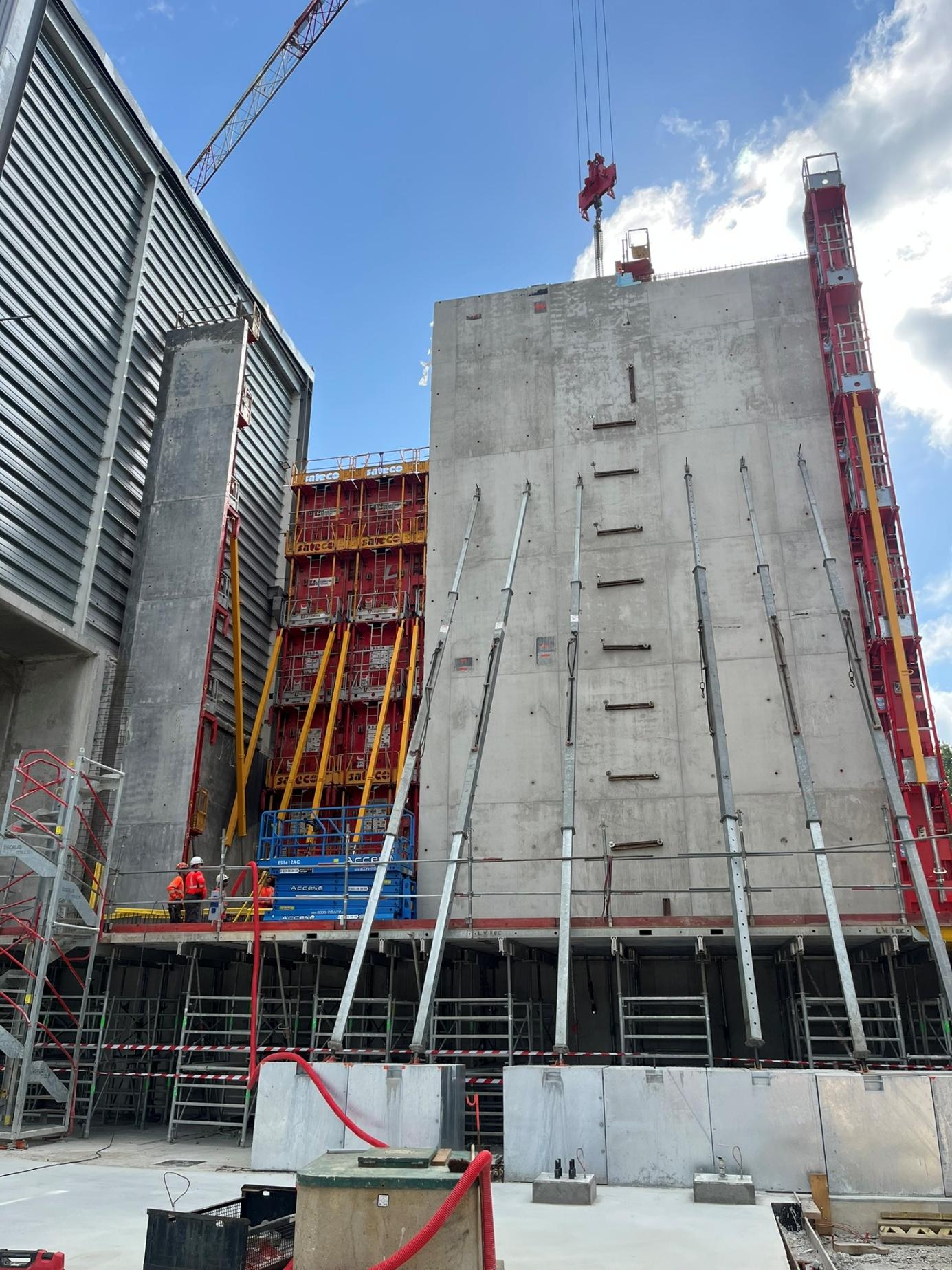 Newly cast 16 meter concrete wall in the extension of the plant