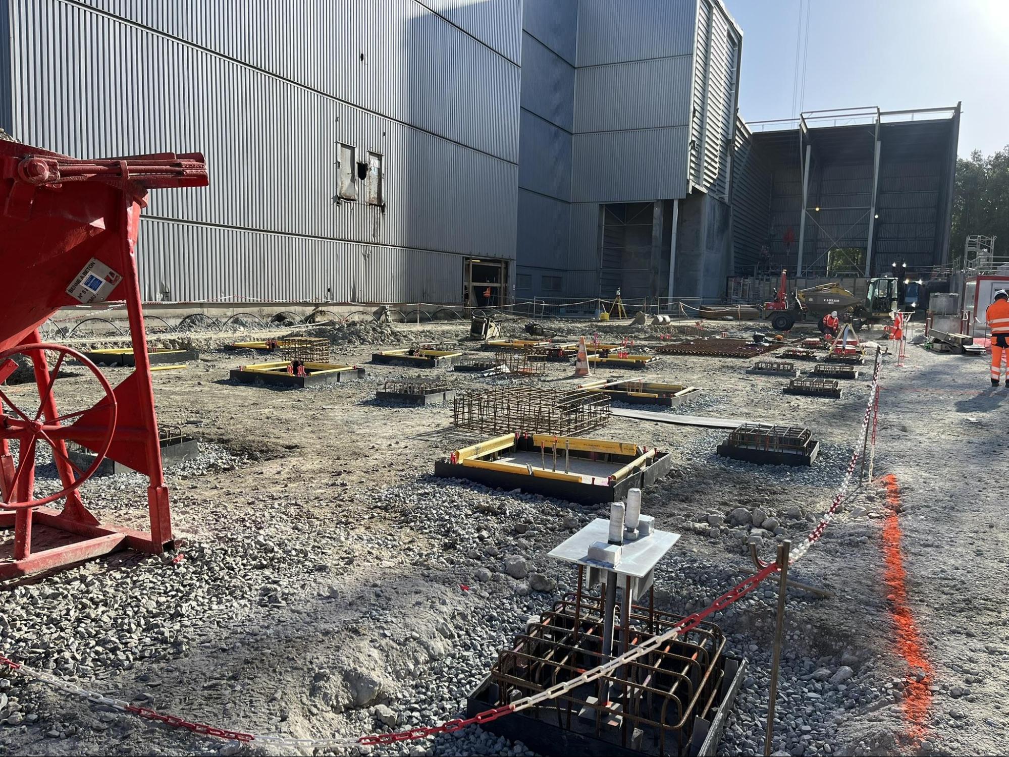 Photo of the pileing work on site