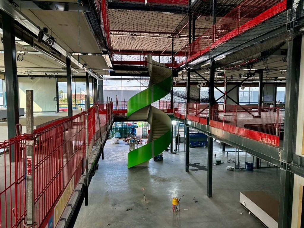 The installed green spiral staircase on the Wassenburg Medical construction site.
